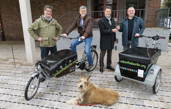 Zweckverband fördert nachhaltige Mobilität durch Übergabe von Lastenfahrrädern